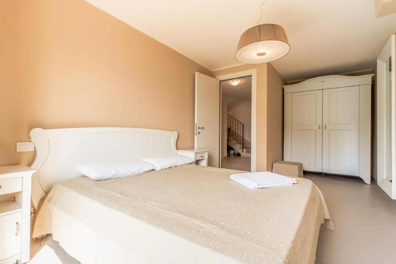 Il Borgo Apartment Μενάτζιο 0*,